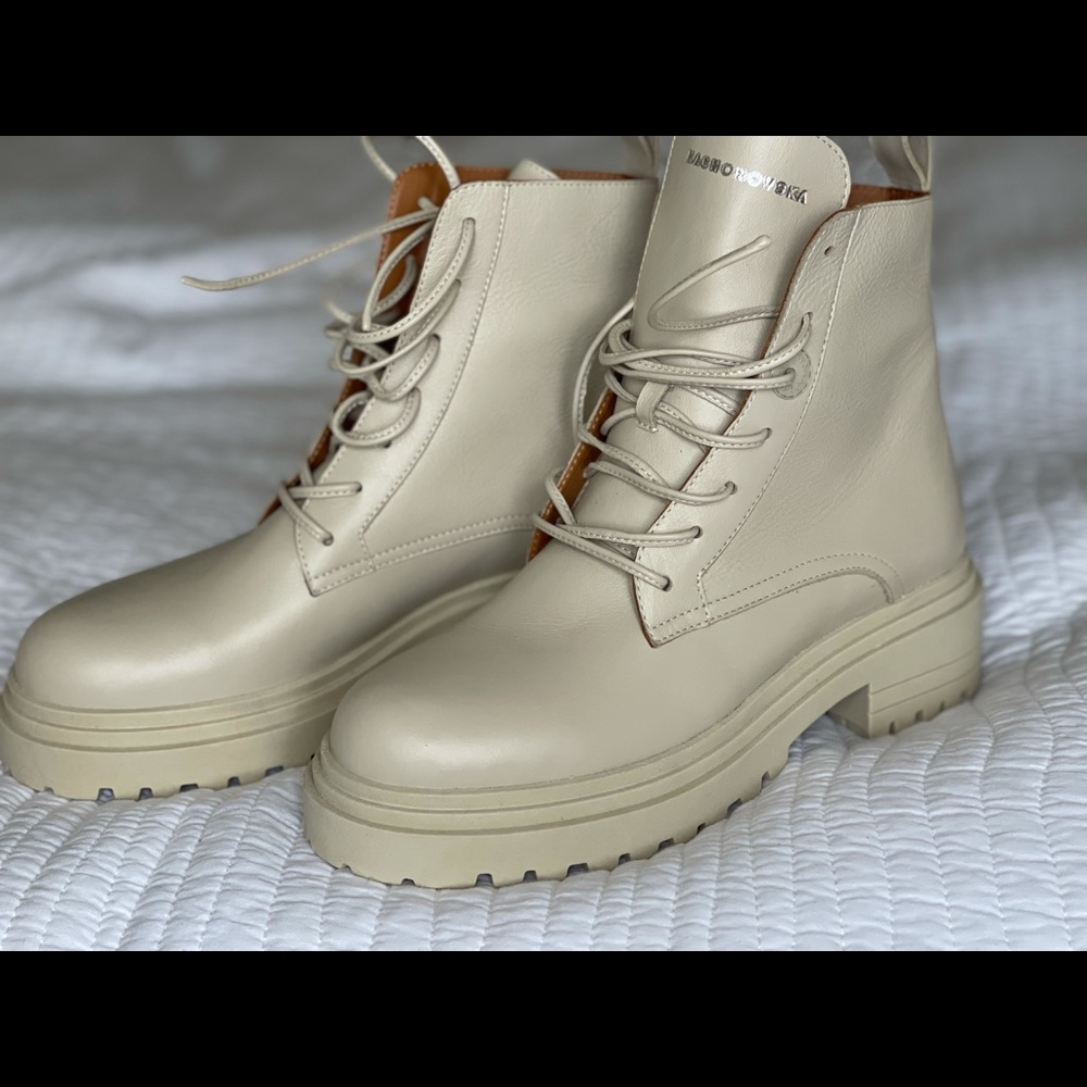Brand name: Kachorovska, Beige Smooth Leather Boot NEW
Size 39 Euro, 8,5 US